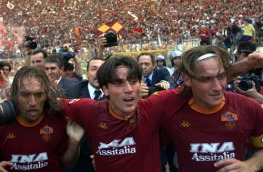 Roma, Stadio Olimpico, 17 giugno 2001. Roma-Parma 3-1. Batistuta, Montella e Totti rientrano in campo dopo il 2-0 siglato dall'Areoplanino. Lo scudetto è cosa quasi fatta.